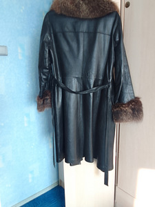 Продам женское кожаное пальто (1 фото из 3)