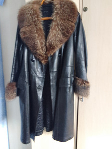 Продам женское кожаное пальто (3 фото из 3)