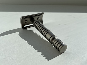 Razorock Baby Smooth Titanium double-edge raseerija (2 foto / 6)