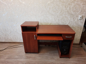 Продам письменный стол (1 фото из 1)