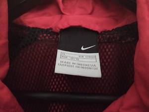 КУРТОЧКА NIKE (3 фото из 5)