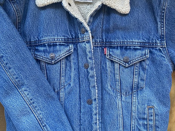 Продам новую женскую куртку Levis