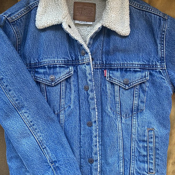 Продам новую женскую куртку Levis