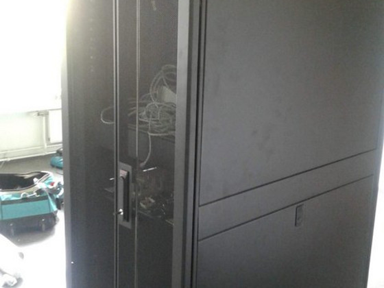 APC NetShelter SX 42U Server Rack Enclosure 600mm x 1070mm w