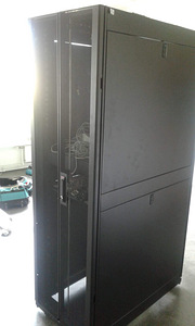 Серверный шкаф aPC NetShelter SX 42U, размеры 600 x 1070 мм, ширина (1 фото из 9)