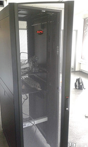Серверный шкаф aPC NetShelter SX 42U, размеры 600 x 1070 мм, ширина (2 фото из 9)