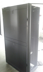 Серверный шкаф aPC NetShelter SX 42U, размеры 600 x 1070 мм, ширина (3 фото из 9)