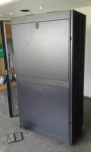 Серверный шкаф aPC NetShelter SX 42U, размеры 600 x 1070 мм, ширина (5 фото из 9)