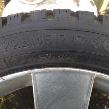 Диски с шипованной резиной 17" 224/45 Saabi оригинал