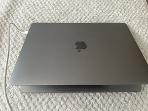 Macbook pro 2022 (2 фото из 3)