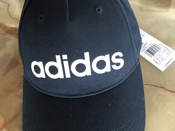 Adidase müts, suurus puudub.