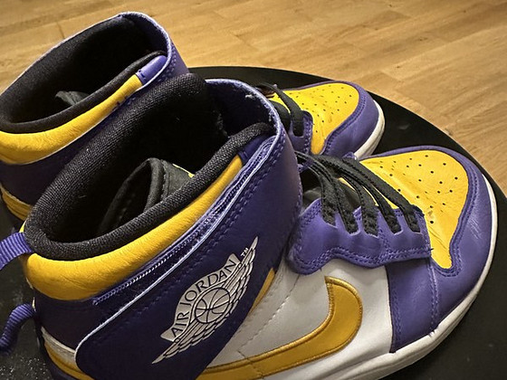 Jordan 1 Mid lackers