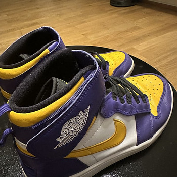 Jordan 1 Mid lackers