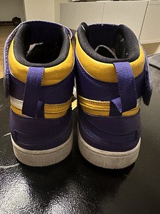Jordan 1 Mid lackers (3 фото из 4)