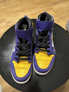 Jordan 1 Mid lackers (4 фото из 4)