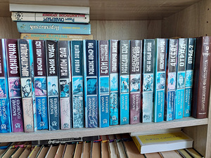 Книги. Зарубежная и российская фантастика (1 фото из 10)