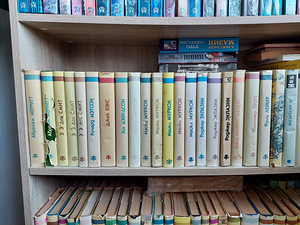 Книги. Зарубежная и российская фантастика (2 фото из 10)