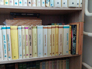 Книги. Зарубежная и российская фантастика (4 фото из 10)