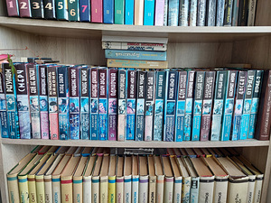Книги. Зарубежная и российская фантастика (7 фото из 10)