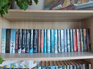 Книги. Зарубежная и российская фантастика (8 фото из 10)