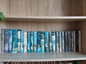 Книги. Зарубежная и российская фантастика (10 фото из 10)
