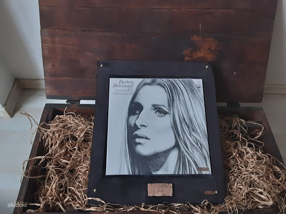 Пластинка Barbra Streisand "12" с автографом FS51T429