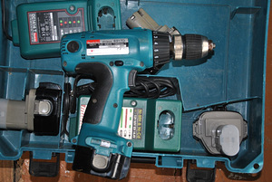 Аккумуляторная дрель Makita (2 фото из 8)