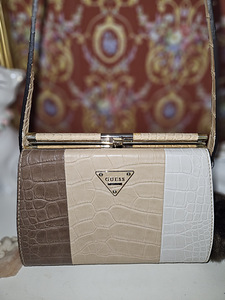 Uus Guess Womens Leather Rhoda Shoulder Handbag. (3 foto / 9)
