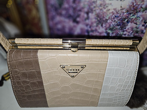 Uus Guess Womens Leather Rhoda Shoulder Handbag. (9 foto / 9)