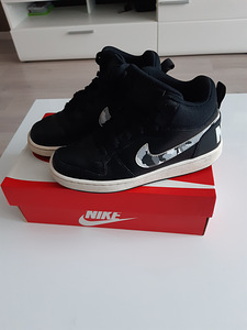 Кроссовки NIKE (1 фото из 2)
