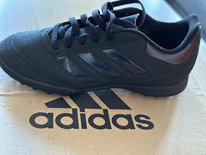 Jalgpallijalatsid Adidas 33p (1 foto / 2)