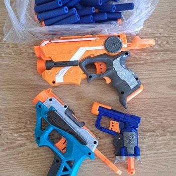 Продаются три пистолета Nerf и множество патронов.