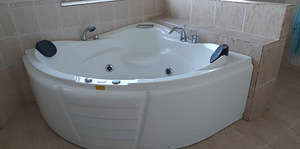 Угловое джакузи 150см х 150см 300л (1 фото из 4)