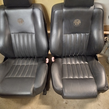 Alfa Romeo достойные кожаные сиденья