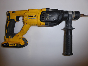 Akupuurvasar Dewalt DCH133 + Aku 2.0Ah (2 foto / 5)