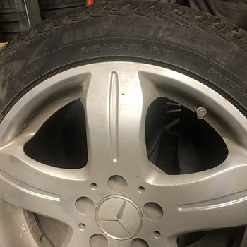 Good Year Ultra Grip Ice2 245/45R17 koos Mercedes velgedega