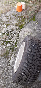 ЗИМНИЕ ШИПОВАНЫЕ ШИНЫ MICHELIN 195/65 R15 + ДИСКИ VOLVO S60 (2 фото из 3)