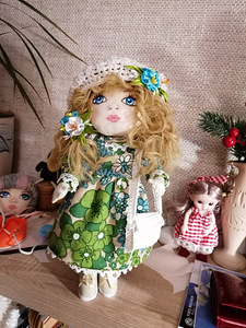 Текстильная игровая кукла ручной работы (1 фото из 4)