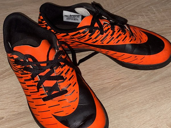 Продаётся пара буц для футбола Nike