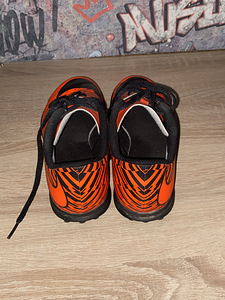 Müüa paar Nike jalgpallijalatsid (2 foto / 5)