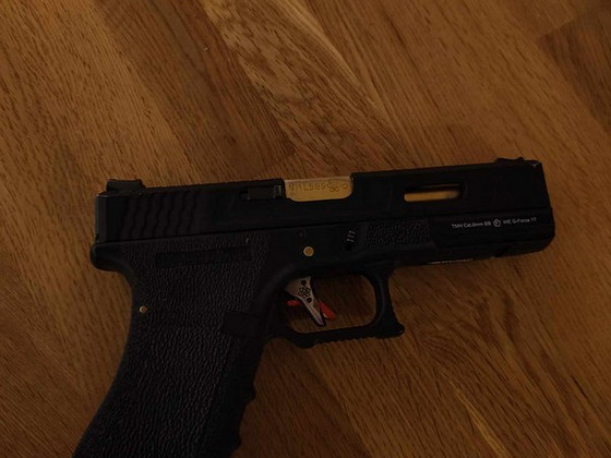 Продам страйкбольный пистолет Glock 17.