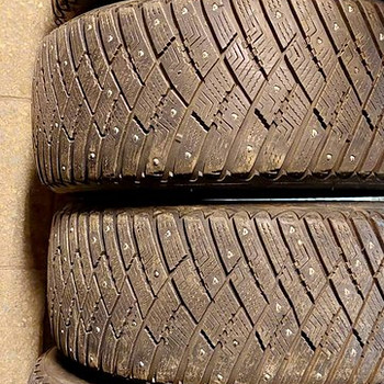16 " Зимние шины Goodyear 215 55 16 4шт