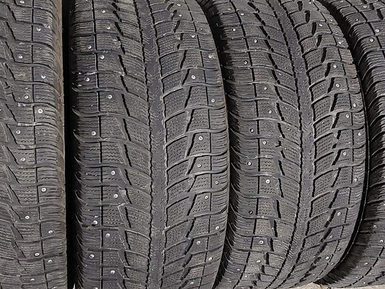 17 " Шипованные шины Federal 225 45 17 4 шт.