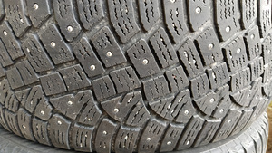 Зимние шины 215/55 R17 (1 фото из 3)
