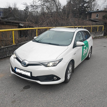 Аренда авто Toyota Auris гибрид Lpg 2016