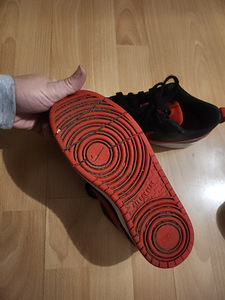 Кроссовки Nike (1 фото из 3)