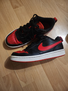 Кроссовки Nike (2 фото из 3)