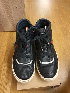 Tommy Hilfiger tossud poisile (1 foto / 3)