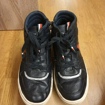 Tommy Hilfiger tossud poisile