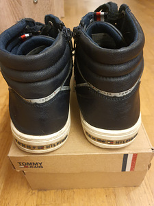 Tommy Hilfiger tossud poisile (2 foto / 3)